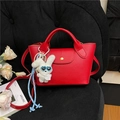 Rote Mini-Einkaufstasche mit Lychee-Muster, Plüschhasen-Anhänger und Gold-Druckknopf - Rot mit Anhänger