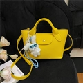 Gelbe Mini-Tasche aus PU-Leder mit Litschi-Muster und niedlichem Plüsch-Hasen-Anhänger - Gelb mit Anhänger