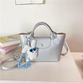 Silberne Mini-Tasche mit Metallic-Effekt, Litchi-Struktur und süßem Plüschhasen-Anhänger - Silber (Mit Anhänger)
