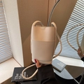 Chique beige crossbody telefoontas van leer met lychee-patroon vastgehouden door hand - Broken Wit