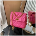 Dettaglio borsa trapuntata rosa con chiusura dorata e catena su scatola decorativa - Rosa