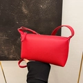 Borsa a tracolla minimalista in pelle rossa con grana litchi e tracolla regolabile - Rosso Ankara Senza Ciondolo