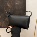 Borsa a tracolla minimalista in pelle martellata nera con cerniera argentata - Nero senza Ciondolo