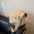 Leichte beigefarbene Umhängetasche aus Nylon mit breitem Gurt und Logo-Detail - Khaki