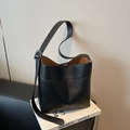 Bolso cubo negro de cuero litchi con correa ajustable y forro interior en contraste - Negro