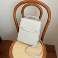 Bolso de mano beige minimalista en cuero sintético granulado con asa y correa - Blanco Roto