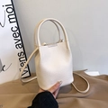 Borsa a secchiello in pelle martellata bianco crema con manici e tracolla - Bianco