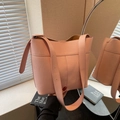 Bolso tipo cubo rosa con textura de lichi y correa ancha en un diseño minimalista moderno - Rosa