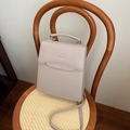 Bolso elegante en color albaricoque de cuero sintético con logotipo plateado y asa - Caqui