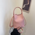 Borsa a secchiello rosa in pelle martellata con doppi manici e tracolla sottile - Rosa