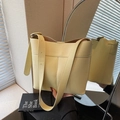 Bolso cubo chic beige con textura de lichi y correa de hombro ancha para mujer - Amarillo