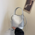 Borsa a secchiello argento con texture litchi e tracolla regolabile per donna - Argento