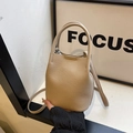Borsa a secchiello in pelle martellata beige con manico e tracolla regolabile - Cachi