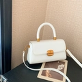 Elegante witte lederen crossbodytas met gouden draaisluiting en handvat bovenaan - Wit
