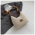 Détail du sac tressé blanc cassé avec poignée en perles de bois et bandoulière - Petit / Blanc Crème Avec Étiquette