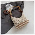 Détail d'un sac hobo tissé beige avec rayures brunes et perles de bois décoratives - Petit / Blanc cassé/Khaki