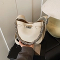 Borsa a secchiello bianco avorio in pelle martellata con catena a maglie grandi - Bianco Sporco
