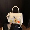 Sac bandoulière beige minimaliste avec motif à carreaux et fleurs tissées 3D - Blanc