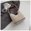 Détail du sac tissé beige avec poignée en perles de bois et bordure à rayures bleues - Petit / Bleu