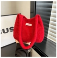 Detalle de bolso tote de felpa roja de punto con rayas verticales y etiqueta con logo - Rojo