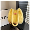Detalle de bolso amarillo de piel sintética con etiqueta bordada Fashion Instinct - Amarillo