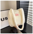 Detalle de bolso tote de punto de felpa blanco con etiqueta bordada Fashion Instinct - Blanco