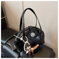 Détail du sac bowling en cuir verni noir brillant avec fermoir argenté et breloque perle - Noir Avec Pendentif