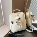 Cremefarbener Vintage Rucksack aus glänzendem Kunstleder mit süßem Plüsch-Hund-Anhänger - Weiß mit Anhänger