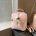 Rosa Vintage-Rucksack für Damen aus PU-Leder mit süßem Plüsch-Hundeanhänger und Griff - Roze mit Anhänger