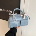 Hellblaue Retro-Bowlingtasche mit Vordertaschen und dekorativen Spitzenbändern - Blau