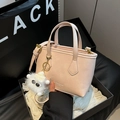 Sac seau en cuir rose pâle avec breloque monstre en peluche et bandoulière réglable - Rose avec pendentif