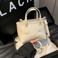 Petit sac seau blanc crème élégant avec bandoulière réglable dans son coffret - Blanc Sans Pendentif