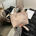 Sac seau chic rose pâle en similicuir avec crochets dorés et bandoulière amovible - Rose Sans Pendentif