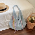 Bolso tote de punto azul claro con borlas de colores para vacaciones de verano - Azul