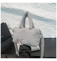 Gros plan du sac cabas matelassé gris avec poignées rembourrées et bandoulière longue - Gris