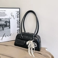 Sac bowling noir brillant chic avec nœud en dentelle et poches à rabat avant pour femme - Noir avec pendentif