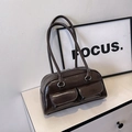 Sac à épaule en cuir huilé marron foncé avec doubles poches avant et finitions argentées - Café sans Pendentif