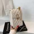 Cremeweiße gesteppte Handytasche mit goldener Kette und verstellbarer Metallkugel - Beige