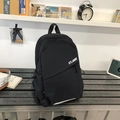 Zaino a tracolla minimalista in nylon nero con logo bianco in un moderno ambiente di vita - Nero senza ciondoli
