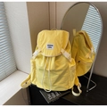 Détail d'un sac à dos en nylon jaune montrant le cordon et la boucle - Jaune