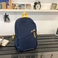 Zaino monospalla blu navy con dettagli gialli su una panca in legno per escursionismo - Blu Senza Ciondolo