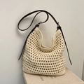 Cremefarbene Strick-Hobo-Tasche mit dunkelbraunem Lederriemen für den Sommer am Strand - Weiß