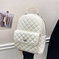 Beigefarbener gesteppter Rucksack mit silbernen Kettenriemen und Drehverschluss-Tasche - Oversize Perlweiß