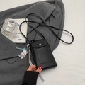 Zwarte crossbody telefoontas van PU-leer met lychee-textuur en schattige beer-hanger - Zwart met hanger