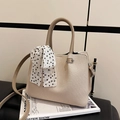 Beige Canvas-Beuteltasche mit braunen Ledergriffen und Polka-Dot-Schal-Accessoire - Gebrochenes Weiß