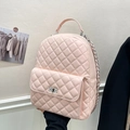 Hellrosa gesteppter Rucksack mit silbernen Kettenriemen und Metall-Drehverschluss - Oversize Perlrosa