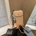 Chique beige getextureerde telefoon crossbody tas met puppy hanger en metalen gesp - Crèmewit Met Hanger