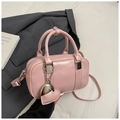 Dettaglio della borsa Boston rosa con trama in pelle PU e ciondolo a cuore argento - Rosa con ciondolo