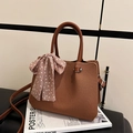 Sac à main marron en texture tissée avec anses en cuir et foulard en soie à pois décoratif - Marron