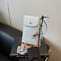 Lichtblauwe crossbody telefoontas van generfd leer met een beertje en zilveren knop - Blauw met Hanger